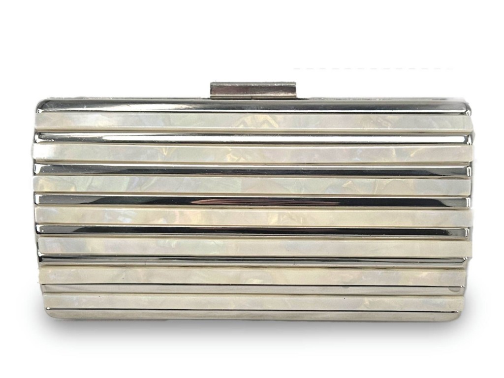 CLUTCH TIPO NÁCAR.